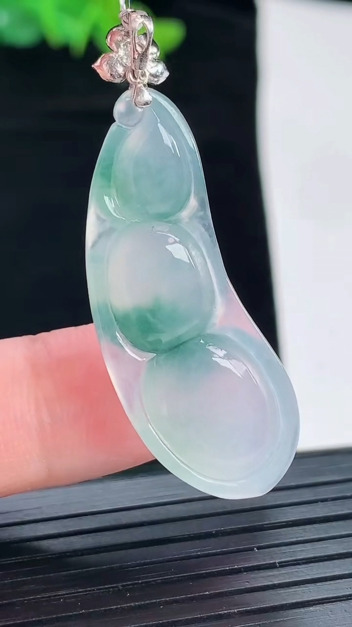 天然A货翡翠种飘花福豆吊坠，尺寸36.6-14.5-6.5重量:6.37g
4月29日