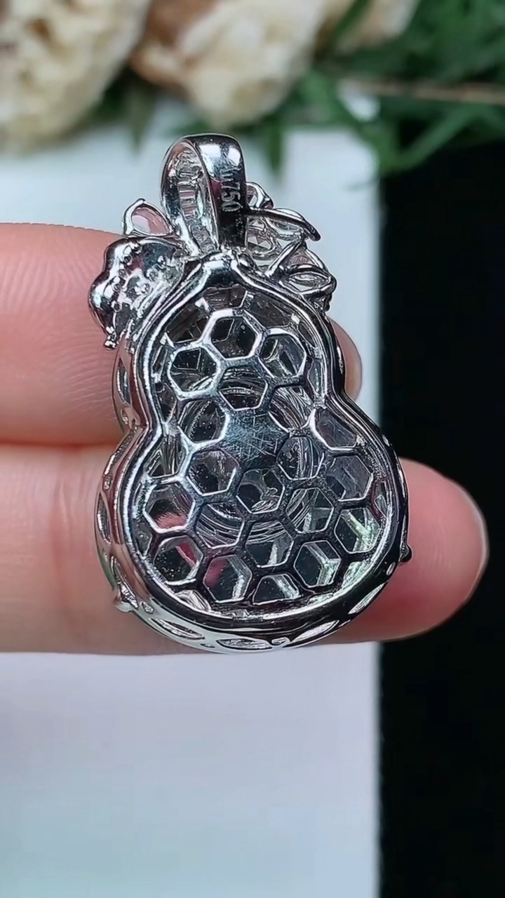 天然A货翡翠葫芦吊坠，尺寸22.4-17.4-8.5，重量:6.12g
4月29日