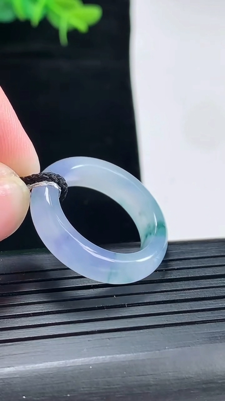 天然A货翡翠种紫罗兰 飘花玉指环 戒指，尺寸18-6-4.2重量:4.76g2026年4月29日
工厂直销收藏佳品,种好水足，色泽均匀，有种有色，上手高大气！