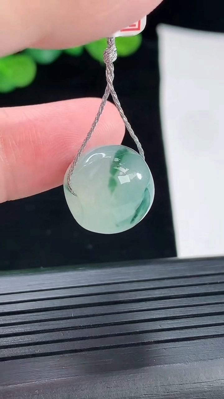 天然A货翡翠冰种飘花路路通吊坠，尺寸12.5-15重量:5.32g
4月29日