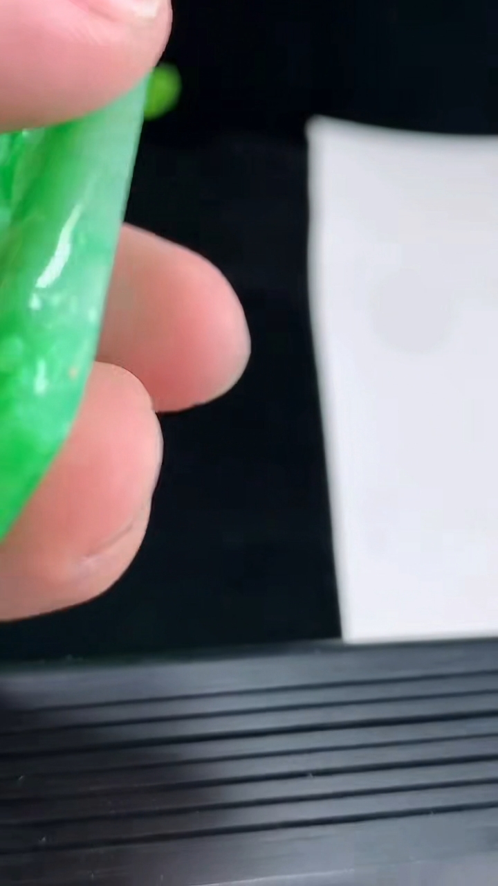 天然A货翡翠山水牌吊坠，尺寸59.6-40-5.5重量:26.81g
4月29日