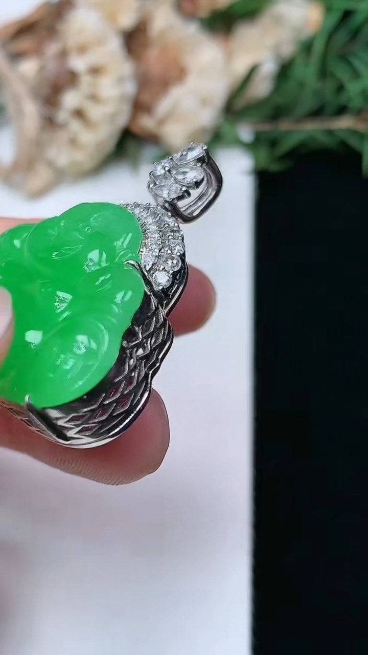 天然A货翡翠佛公吊坠，尺寸22-32.2-11.5，重量:15.14g
4月29日