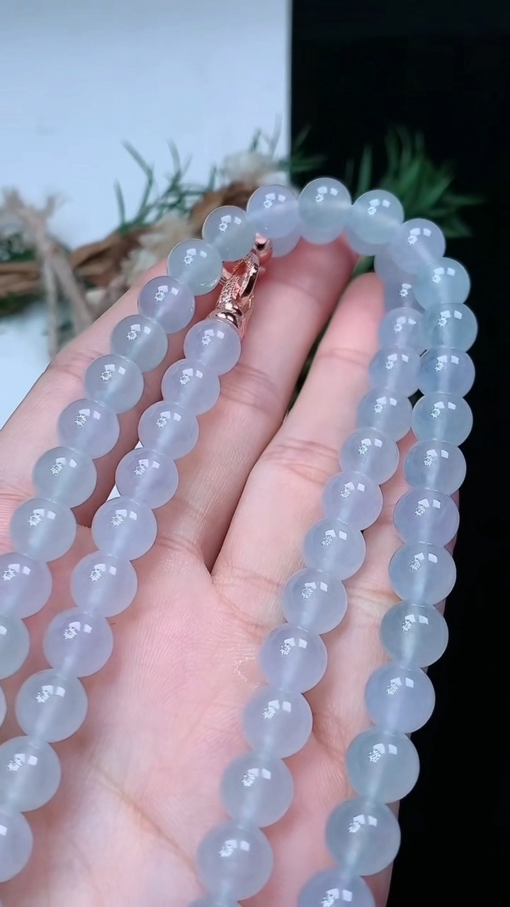 天然A货翡翠白冰圆珠项链，尺寸7.9-76颗，重量:68.05g4月29日
工厂直销收藏佳品,种好水足，色泽均匀，有种有色，上手高大气！
