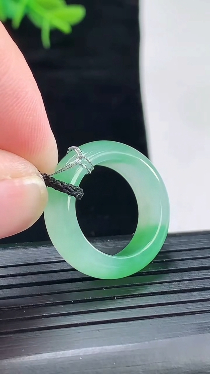 天然A货翡翠玉指环 戒指，尺寸16.5-7-4重量:4.69g2026年4月29日
工厂直销收藏佳品,种好水足，色泽均匀，有种有色，上手高大气！