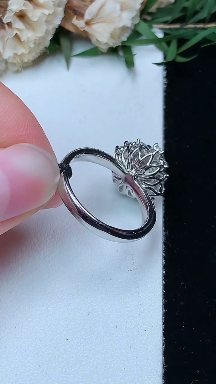 天然A货翡翠蛋面戒指，尺寸17.2-7.3-6.3，重量:5.32g
4月29日