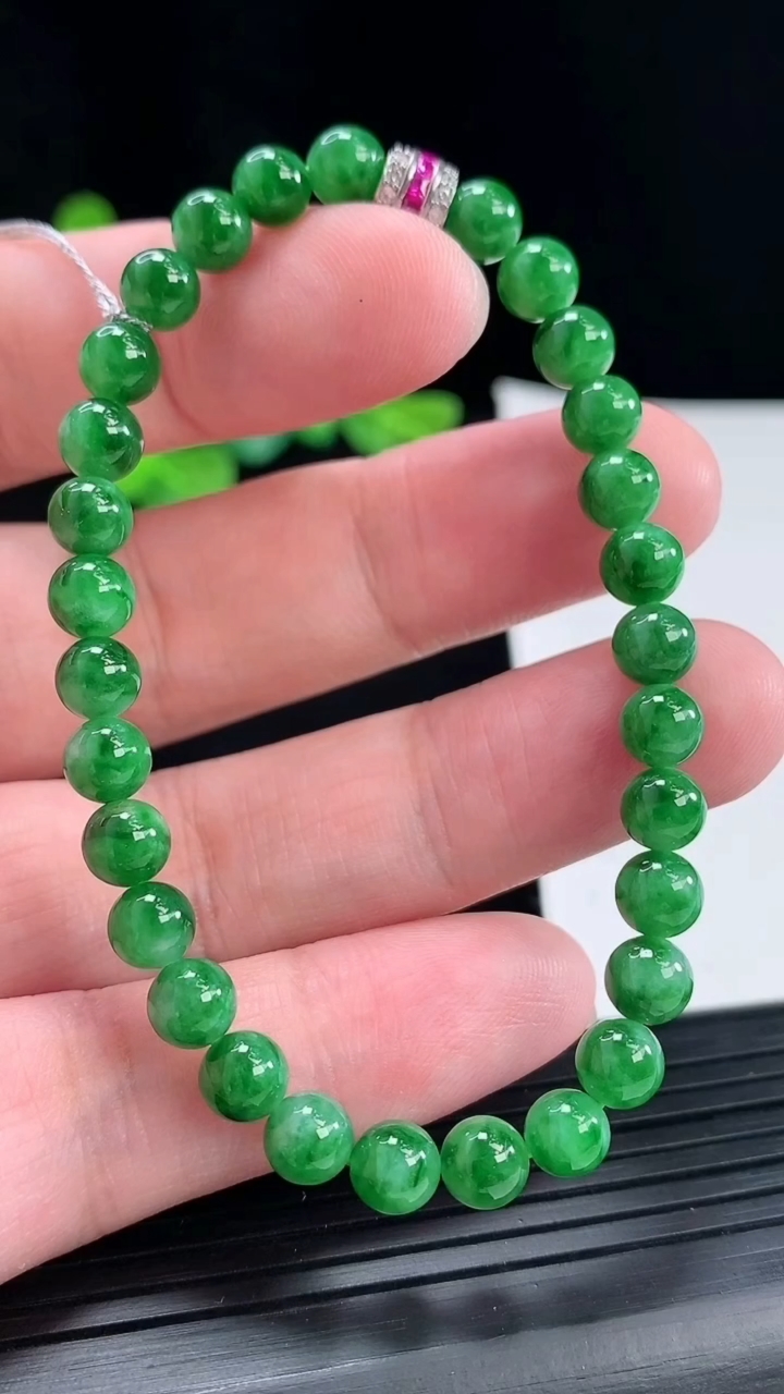 天然A货翡翠圆珠手串，尺寸6-30颗重量:11.44g4月29日
工厂直销收藏佳品,种好水足，色泽均