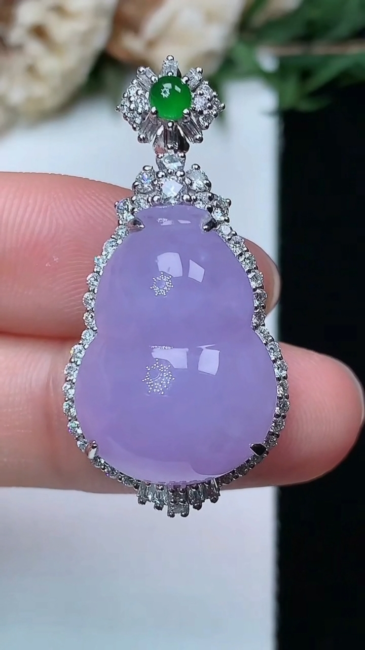 天然A货翡翠紫罗兰葫芦吊坠，尺寸34.6-17-11.2，裸石20.4-14.8，重量:7.69g
4月29日