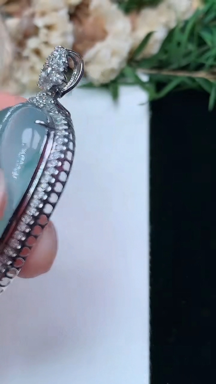 天然A货翡翠飘花金枝玉叶 叶子吊坠，尺寸49.4-25.7-9.3，裸石36.2-22.2，重量:10.13g
4月29日，重量:10.13g