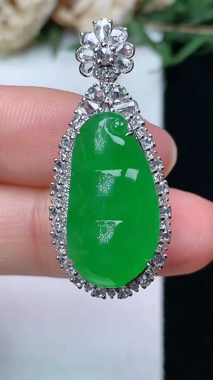 天然A货翡翠福豆吊坠，尺寸34-14.8-11.3，裸石20.9-10.8，重量:6.33g
4月29日