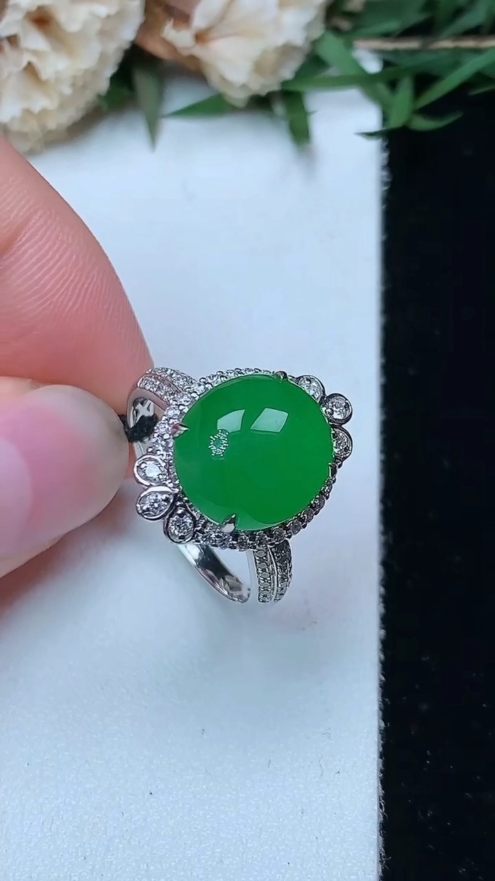 天然A货翡翠蛋面戒指，尺寸17.2-11.4-10.3，重量:4.33g2026年4月29日
工厂直销收藏佳品,种好水足，色泽均匀，有种有色，上手高大气！