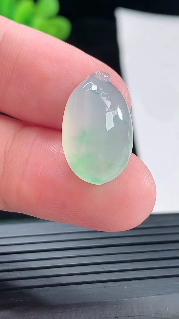 天然A货翡翠福瓜吊坠，尺寸20.5-12.5-7.2重量:3.06g
4月29日