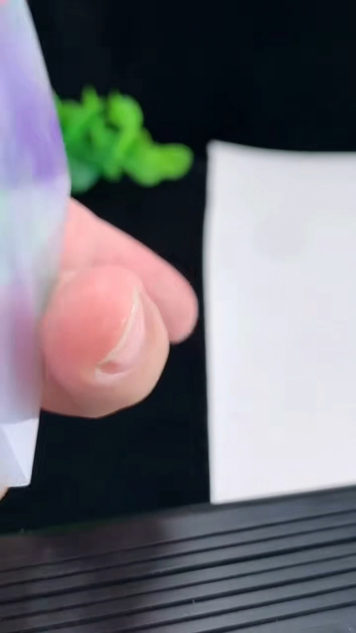 天然A货翡翠春带彩 紫罗兰无事牌吊坠，尺寸64-42-56重量:51.67g
4月29日