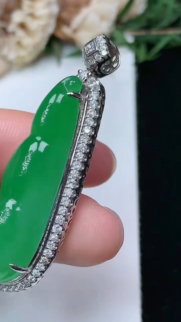 天然A货翡翠福豆吊坠，尺寸46.4-14.4-11.6，裸石36.3-11.6，重量:9.67g
4月29日，重量:9.67g