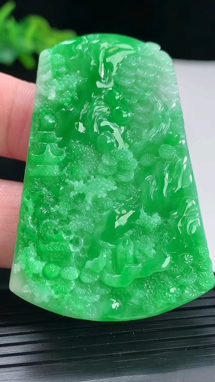 天然A货翡翠山水牌吊坠，尺寸59.6-40-5.5重量:26.81g
4月29日