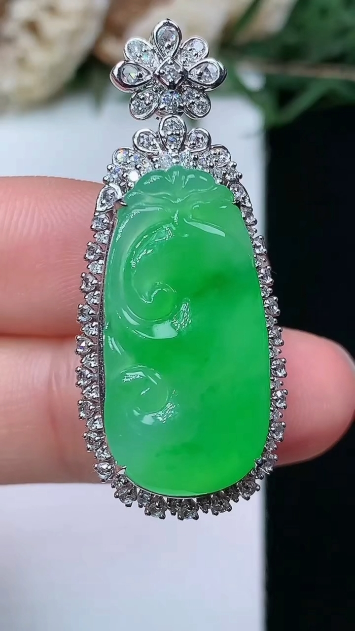 天然A货翡翠如意吊坠，尺寸37.9-16-9.8，裸石24.2-12，重量:6.24g
4月29日