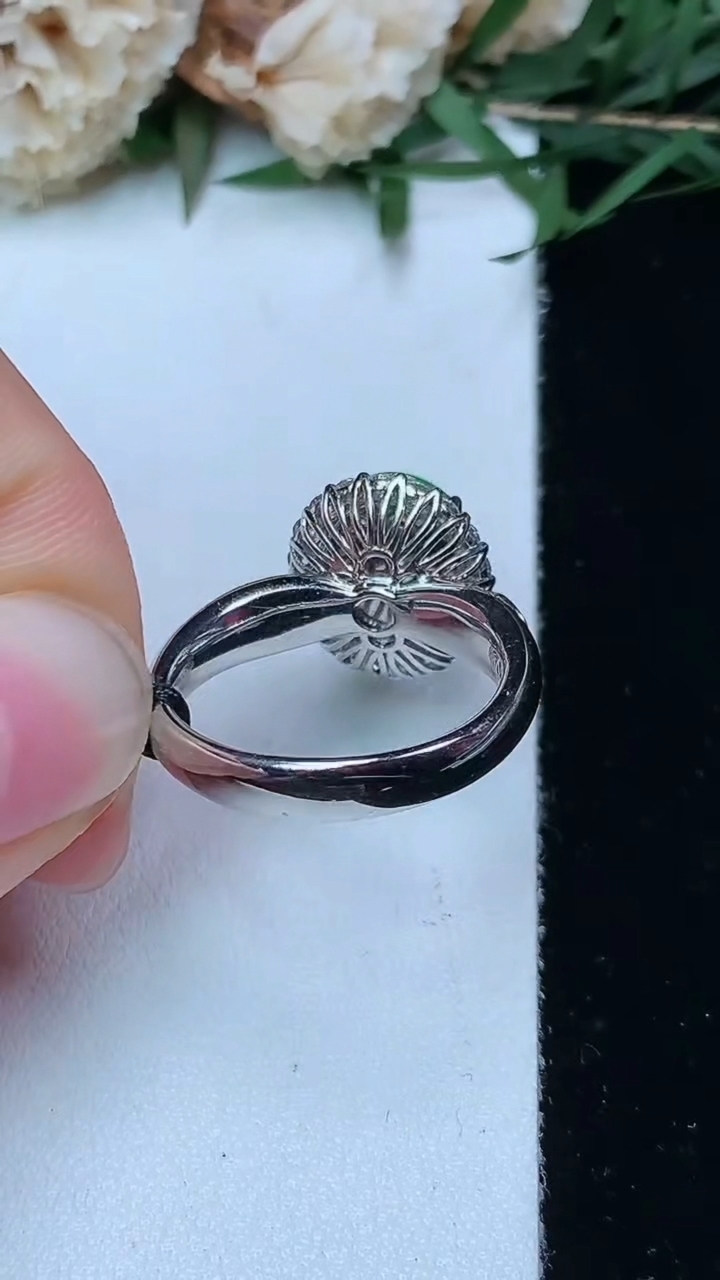 天然A货翡翠蛋面戒指，尺寸17-10.4-9，重量:5.74g2026年4月29日
工厂直销收藏佳品,种好水足，色泽均匀，有种有色，上手高大气！