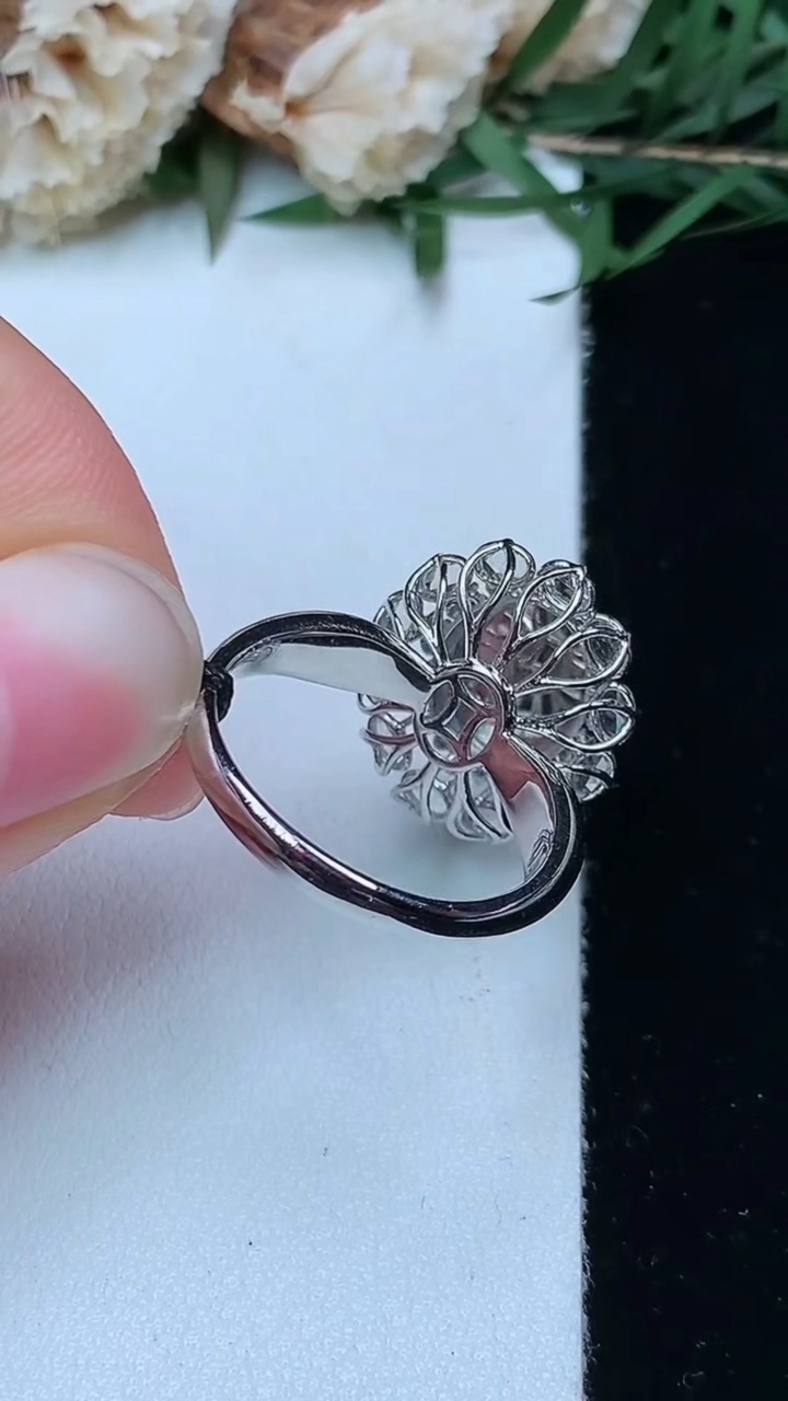 天然A货翡翠蛋面戒指，尺寸17.6-10.7-8.7，重量:4.63g2026年4月29日
工厂直销收藏佳品,种好水足，色泽均匀，有种有色，上手高大气！