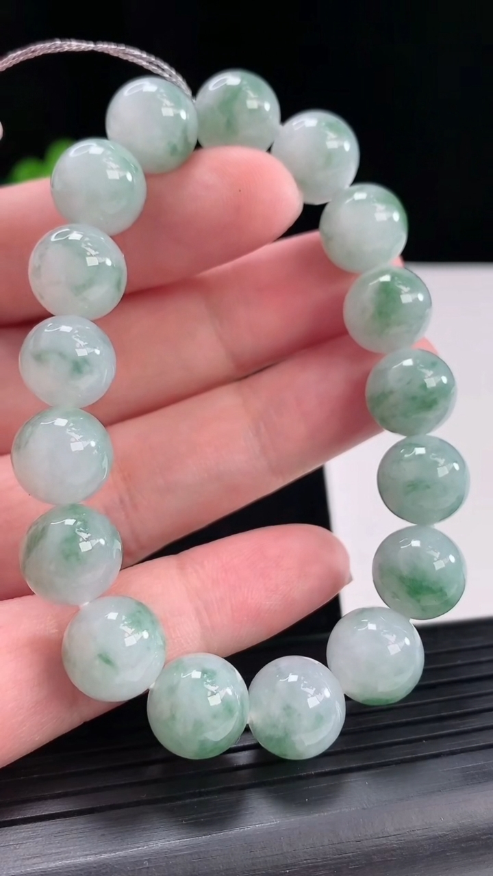 天然A货翡翠飘花圆珠手串，尺寸12-17颗重量:45.28g4月29日
工厂直销收藏佳品,种好水足，色泽均匀，有种有色，上手高大气！