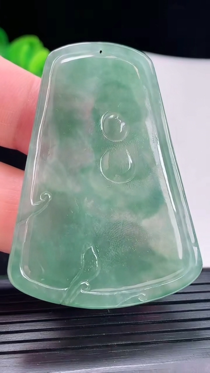 天然A货翡翠观音菩萨吊坠，尺寸56-39.6-5.5重量:20.38g
4月29日