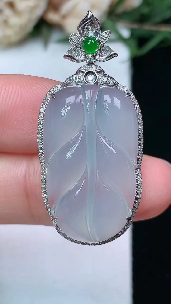 天然A货翡翠白冰金枝玉叶 叶子吊坠，尺寸37-17-8.3，裸石24.5-14.8，重量:5.00g
4月29日