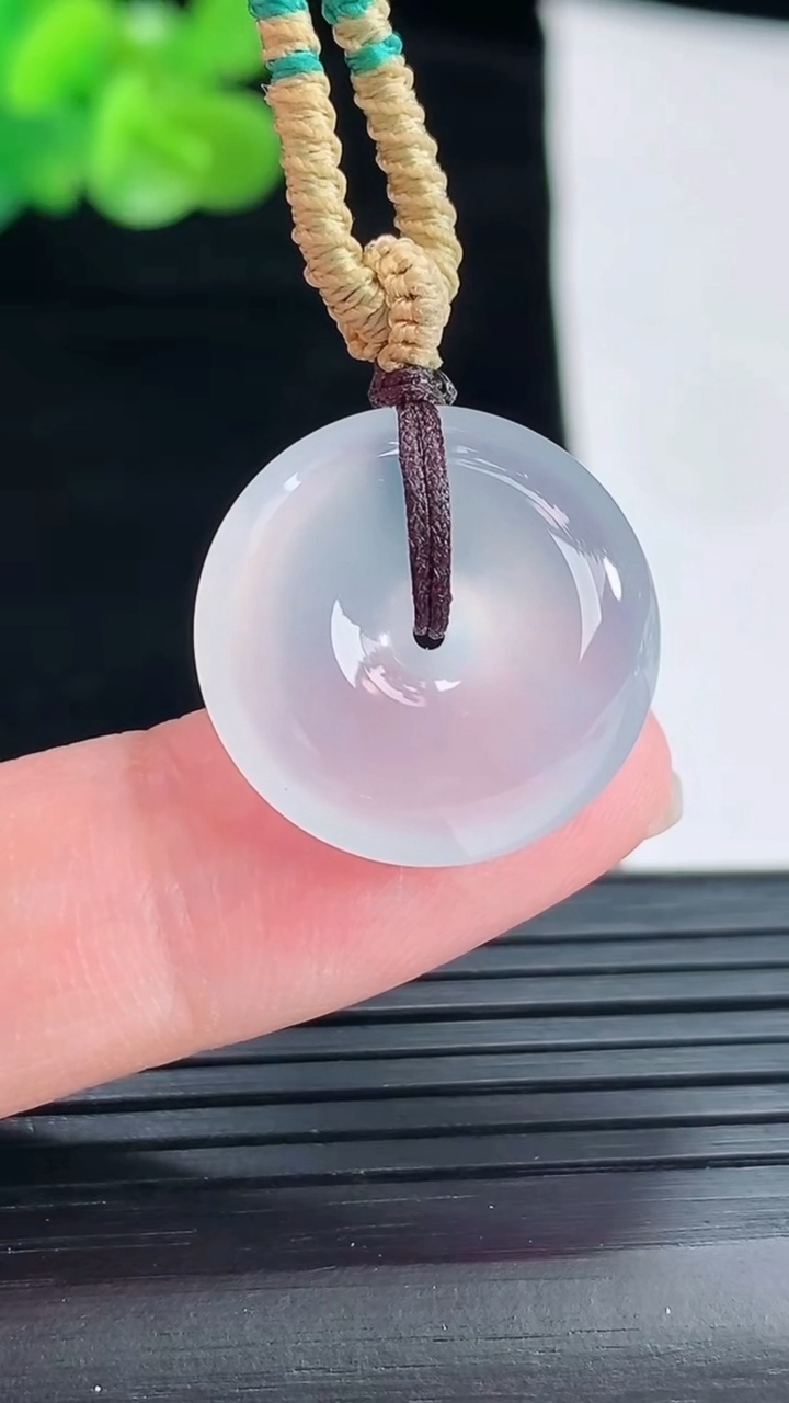 天然A货翡翠种白冰平安扣吊坠，尺寸19-6重量:6.28g
4月29日