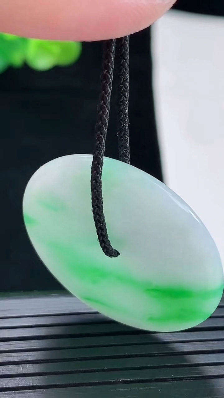 天然A货翡翠平安扣吊坠，尺寸35-5.2重量:13.88g
4月29日