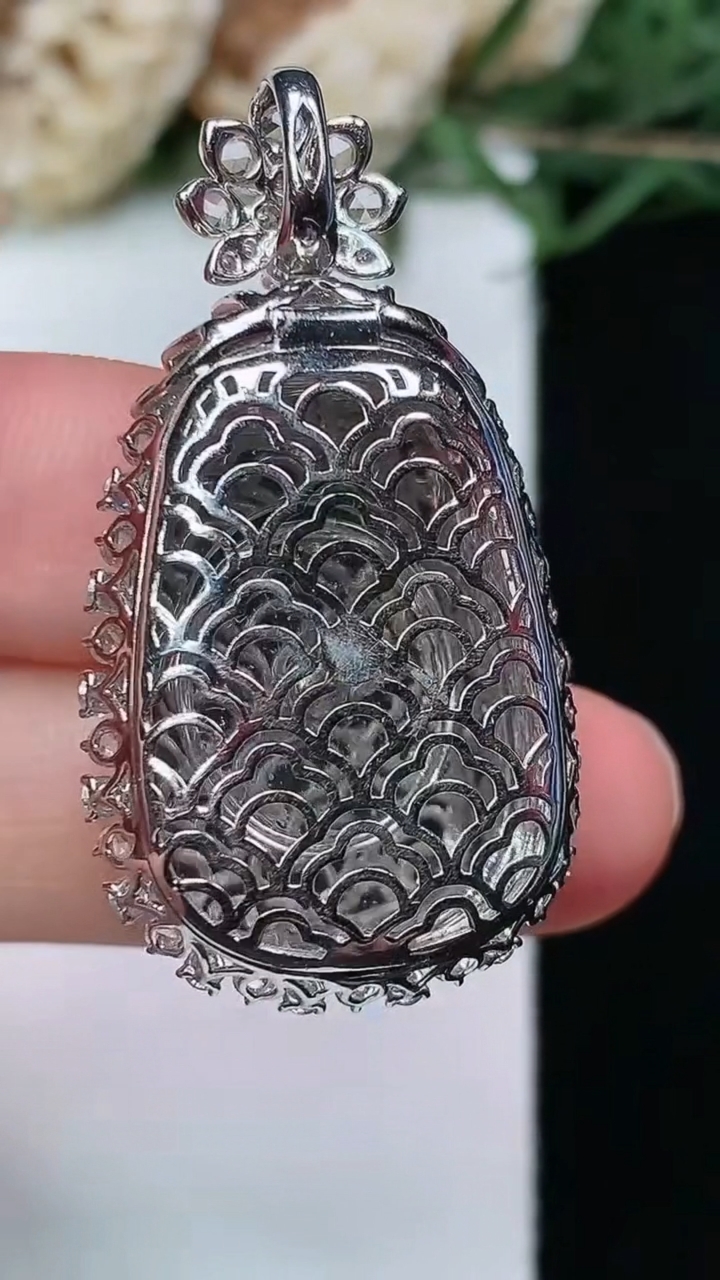 天然A货翡翠如意吊坠，尺寸38.2-28.2-10.2，裸石24.4-16.5，重量:6.75g
4月29日