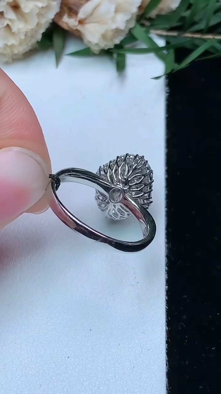 天然A货翡翠蛋面戒指，尺寸17.7-11.2-7.2，重量:3.55g2026年4月29日
工厂直销收藏佳品,种好水足，色泽均匀，有种有色，上手高大气！