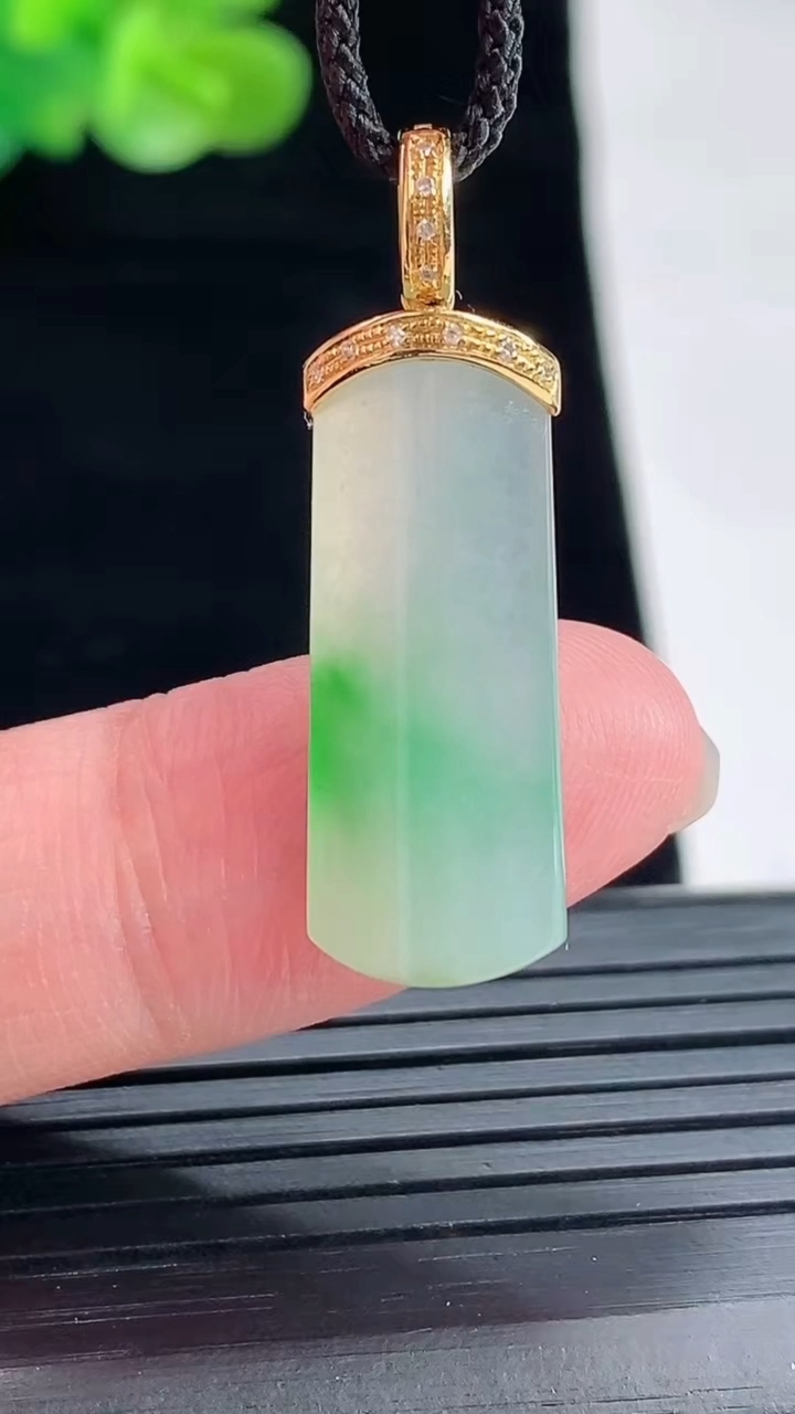 天然A货翡翠无事牌 平安柱吊坠，尺寸25.5-10-4.6重量:2.92g
4月29日