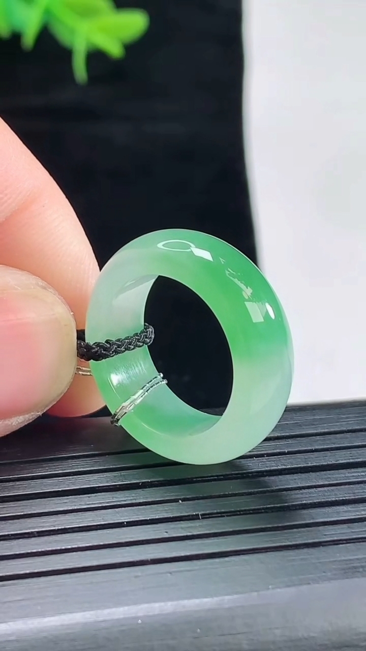 天然A货翡翠玉指环 戒指，尺寸16.5-7-4重量:4.69g2026年4月29日
工厂直销收藏佳品,种好水足，色泽均匀，有种有色，上手高大气！