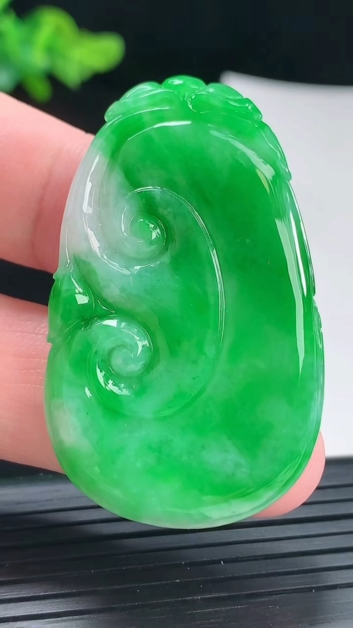 天然A货翡翠如意吊坠，尺寸49.5-30-4.5重量:14.17g
4月29日