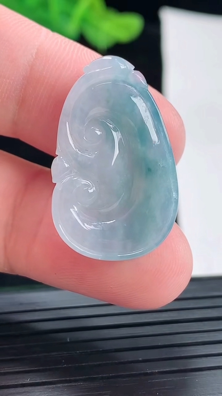 天然A货翡翠紫罗兰 飘花如意吊坠，尺寸28.6-18-4.5重量:4.26g
4月29日