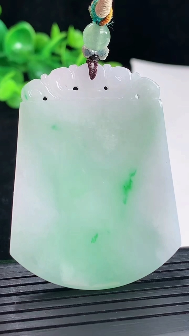 天然A货翡翠无事牌吊坠，尺寸53-40.5-3.8重量:24.40g
4月29日