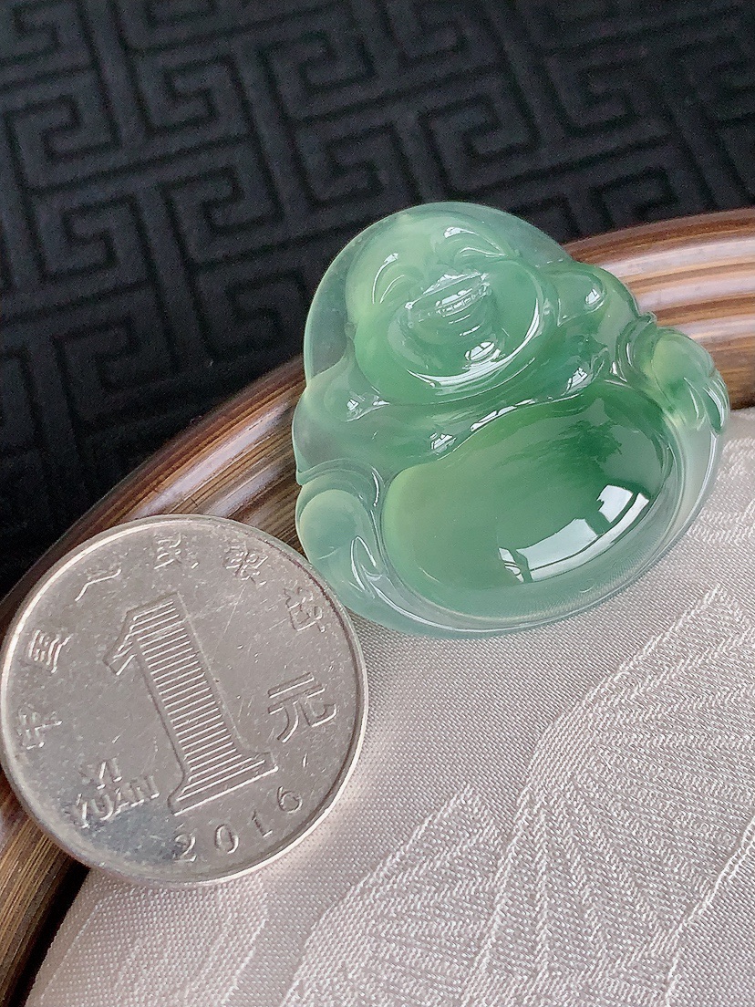 天然A货翡翠飘花佛公吊坠 
尺寸32-32.8-6.6mm 重量10.63g 0428