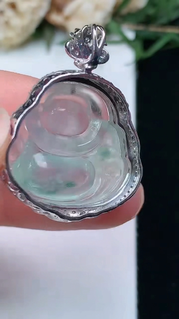 天然A货翡翠飘花佛公吊坠，尺寸30.5-24.9-10.3，裸石18.8-22.8，重量:6.32g
4月29日