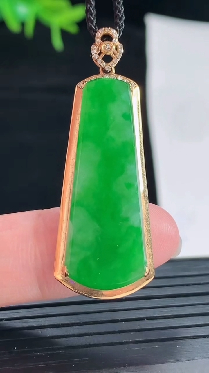 天然A货翡翠无事牌吊坠，尺寸41-16-6.5，裸石32.5-13重量:5.09g
4月29日