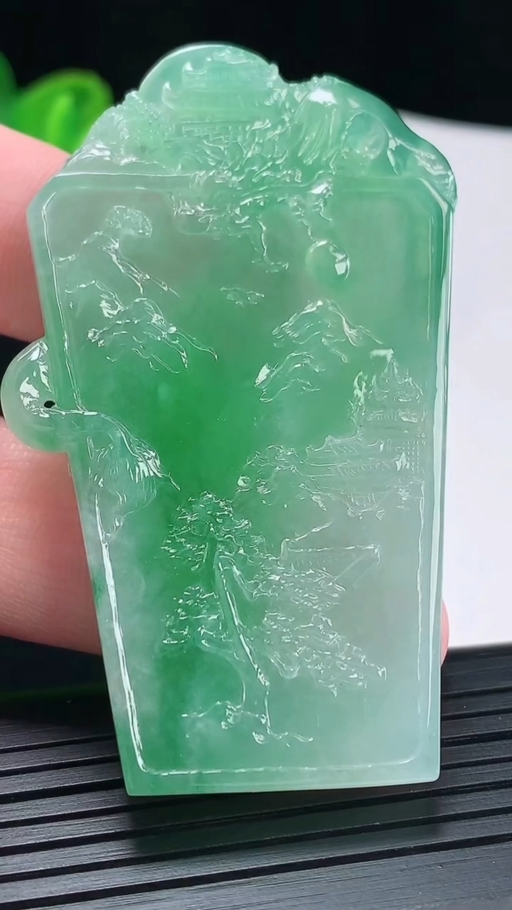 天然A货翡翠山水龙牌吊坠，尺寸65-38-5.6重量:31.63g
4月29日