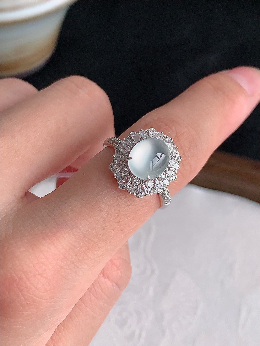 天然A货翡翠18K金伴钻镶嵌白冰白月光蛋面戒指 圈口17.2裸石
尺寸8.6-7mm 重量3.00g 0428