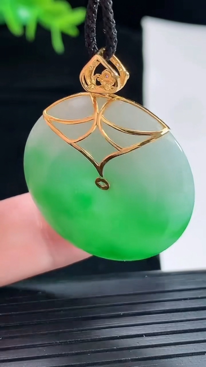 天然A货翡翠平安扣吊坠，尺寸30-5.8重量:11.54g
4月29日