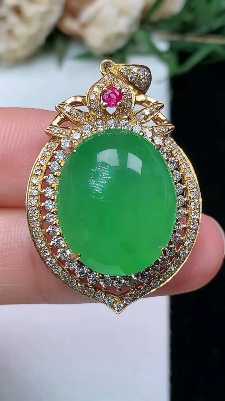 天然A货翡翠蛋面吊坠，尺寸37-21.7-10.5，裸石17.5-14.5
4月29日