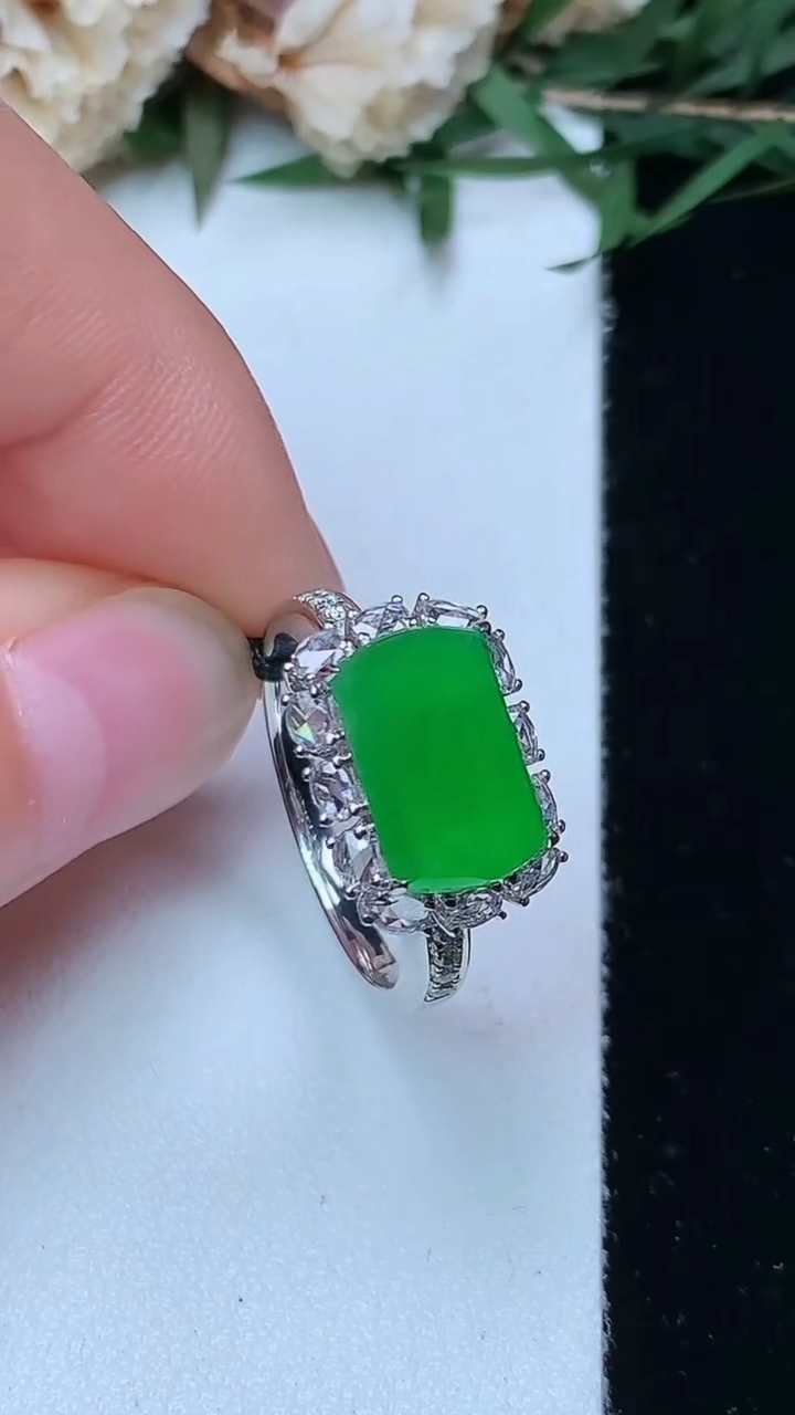 天然A货翡翠马鞍戒指，尺寸17-11.2-6.9，重量:3.70g2026年4月29日
工厂直销收藏佳品,种好水足，色泽均匀，有种有色，上手高大气！