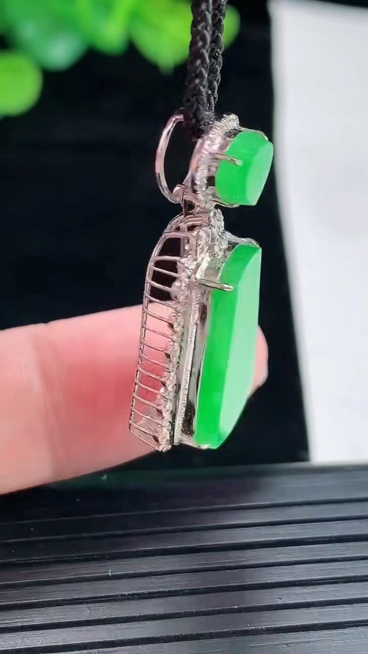 天然A货翡翠无事牌吊坠，尺寸33-14.5-8，裸石18.4-12重量:3.54g
4月29日