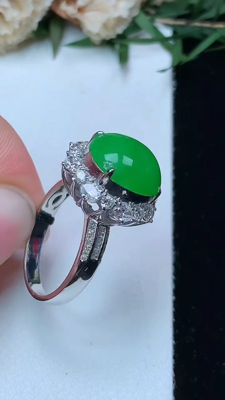 天然A货翡翠蛋面戒指，尺寸17.3-11.9-11.7，重量:5.60g2026年4月29日
工厂直销收藏佳品,种好水足，色泽均匀，有种有色，上手高大气！