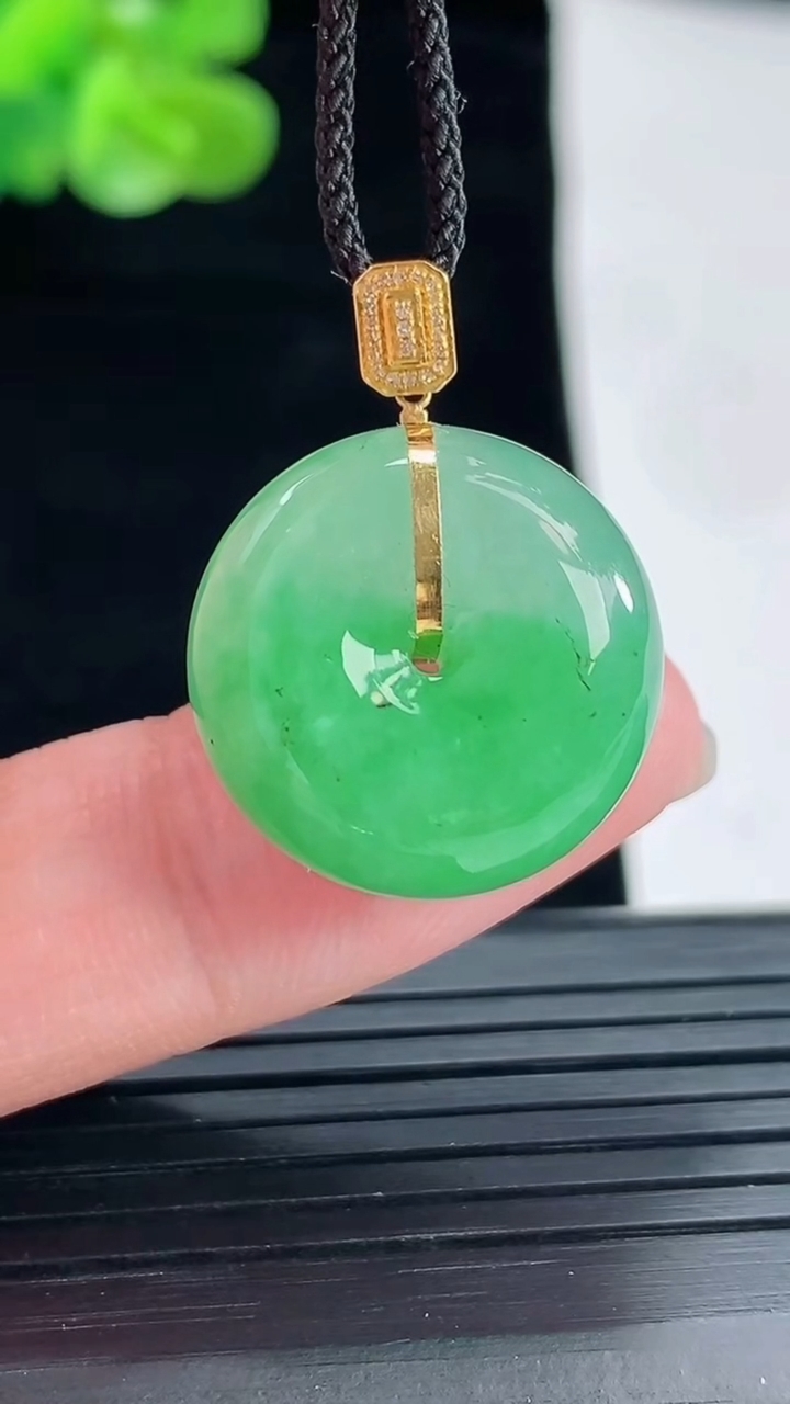 天然A货翡翠路路通吊坠，尺寸19-9.5重量:7.60g
4月29日