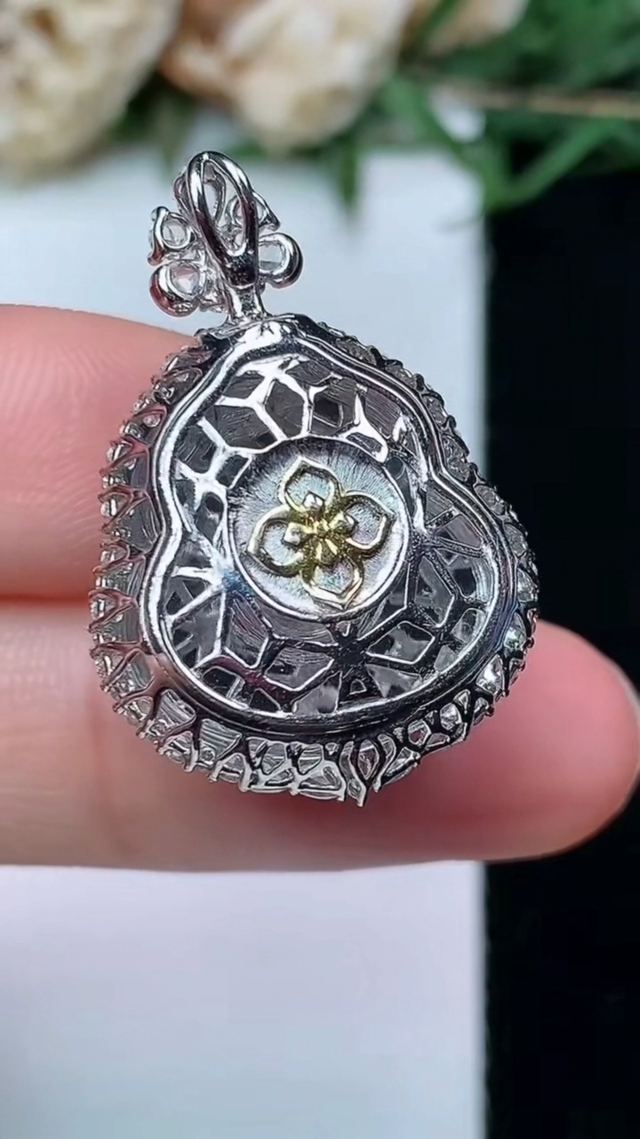 天然A货翡翠葫芦吊坠，尺寸28-19-12.8，裸石16.9-15.8，重量:6.34g
4月29日