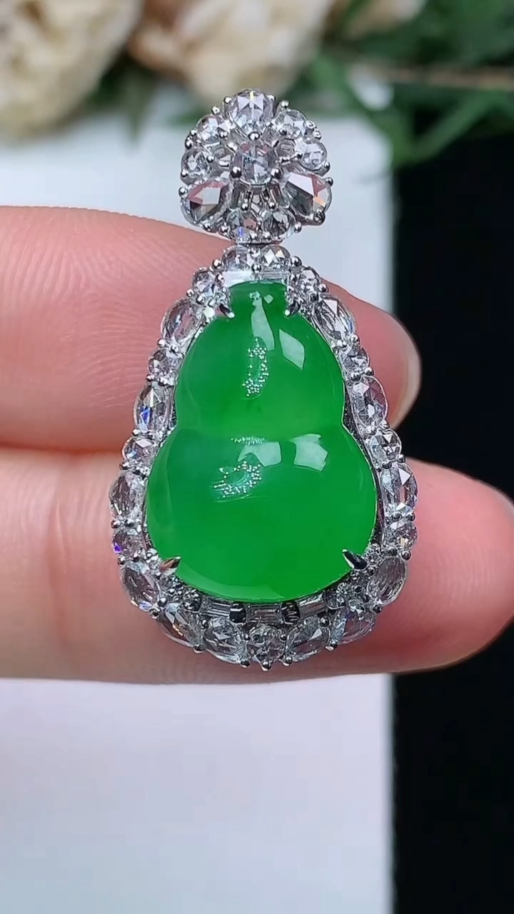 天然A货翡翠葫芦吊坠，尺寸28.6-15-11，裸石15-11，重量:4.46g
4月29日