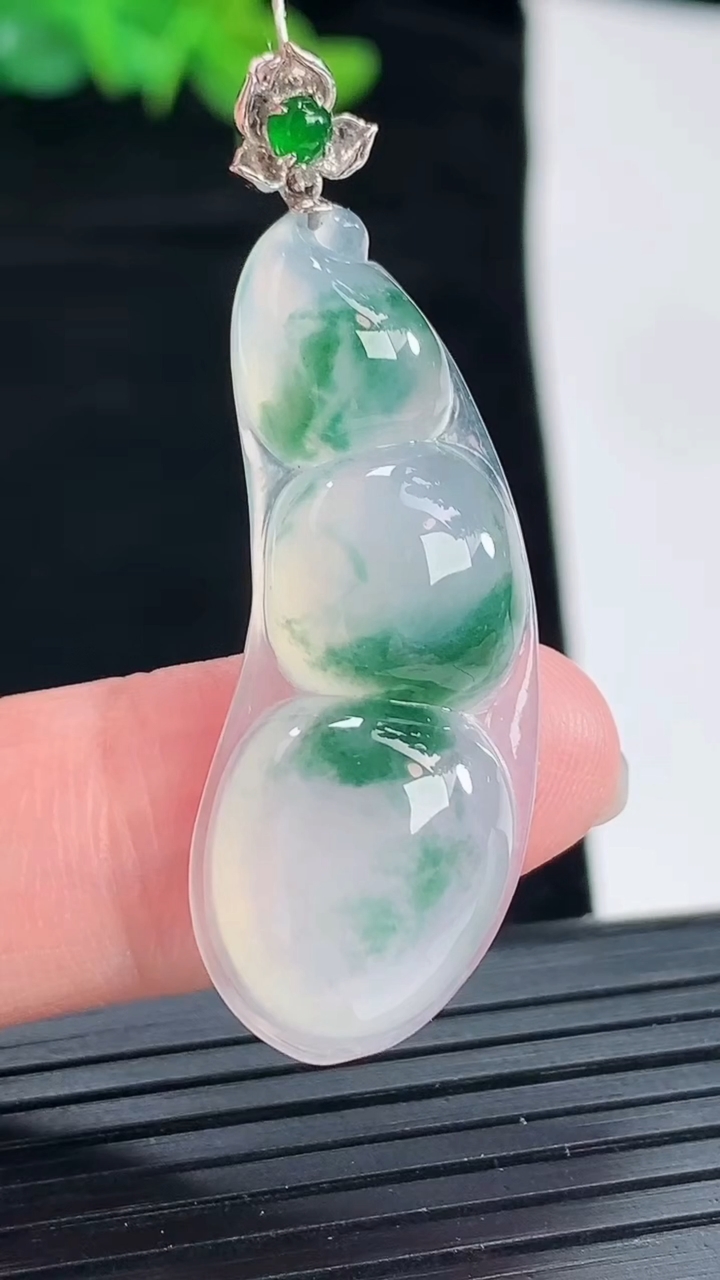 天然A货翡翠种飘花福豆吊坠，尺寸36.6-14.5-6.5重量:6.37g
4月29日
