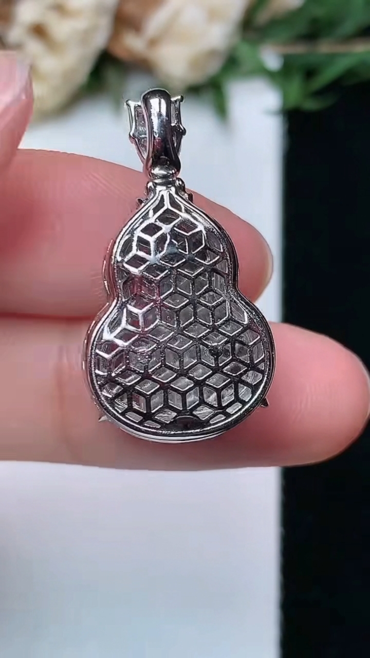 天然A货翡翠白冰葫芦吊坠，尺寸19.6-14.7-8.8，重量:4.81g
4月29日