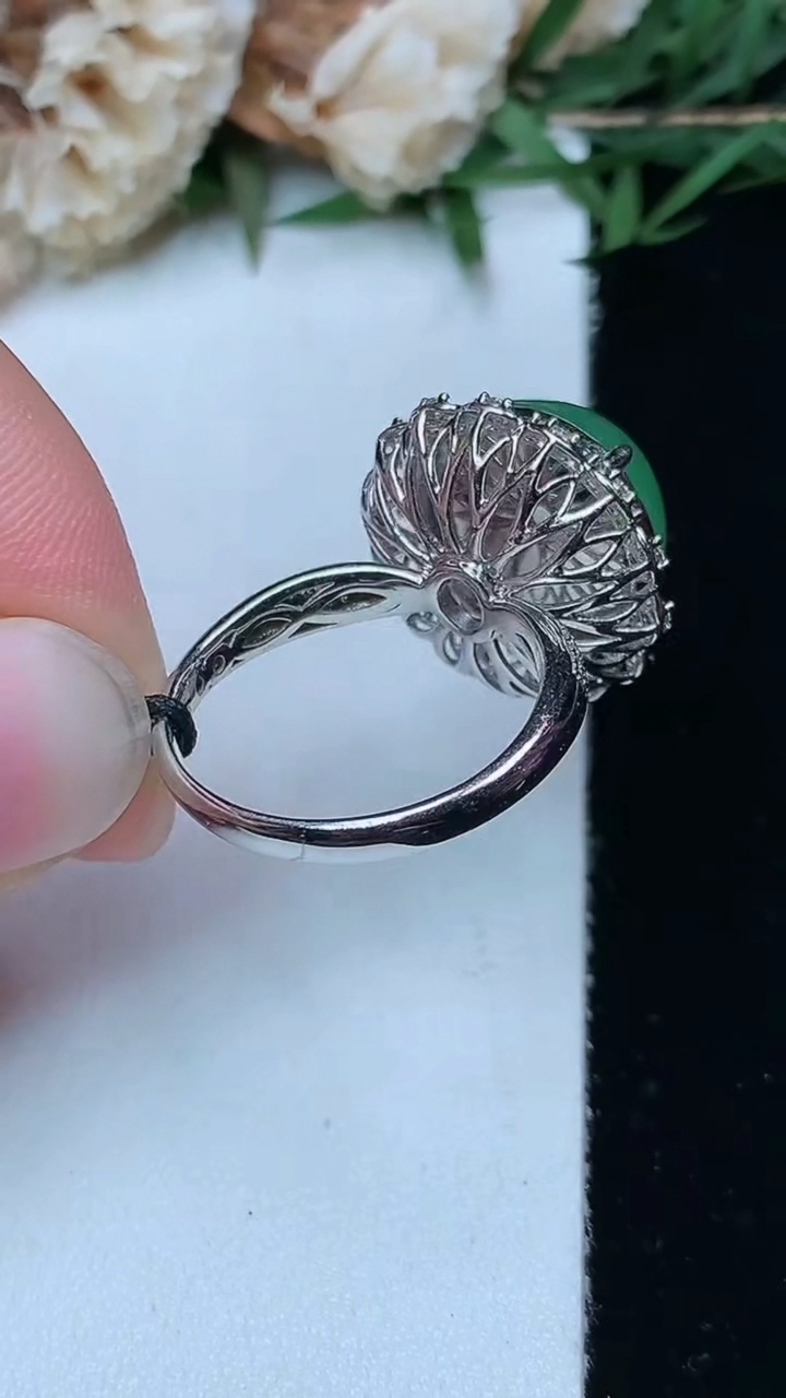 天然A货翡翠蛋面戒指，尺寸17.3-13.4，重量:6.70g2026年4月29日
工厂直销收藏佳品,种好水足，色泽均匀，有种有色，上手高大气！