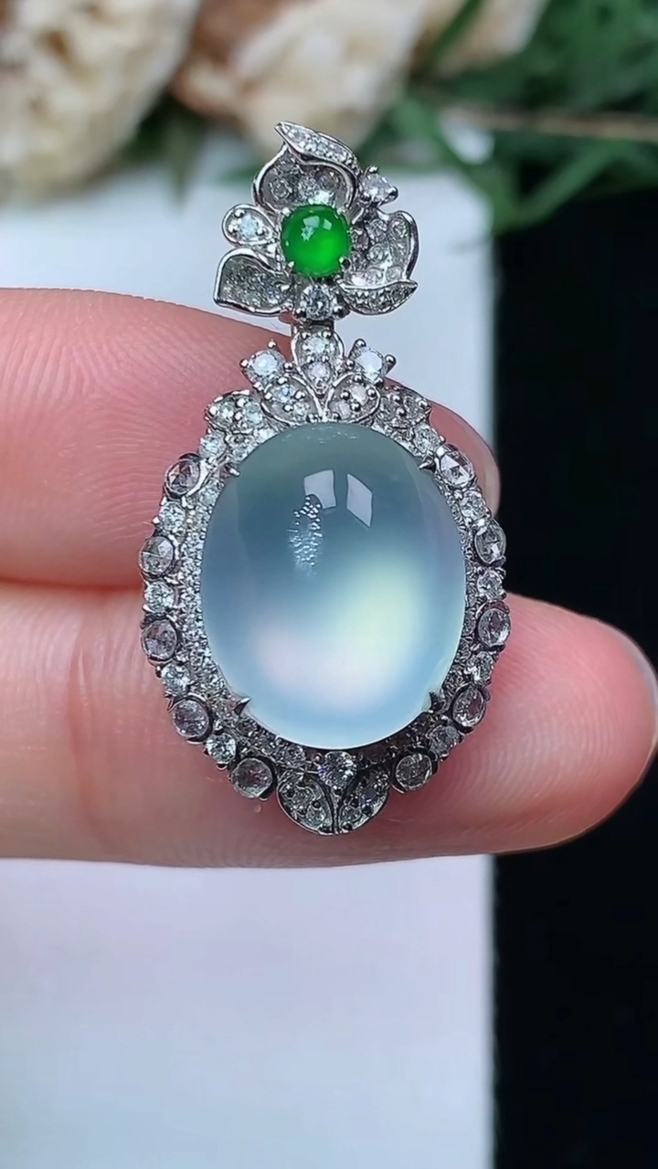 天然A货翡翠白冰蛋面吊坠，尺寸29.3-15.4-10.2，裸石13-10.6，重量:5.48g
4月29日